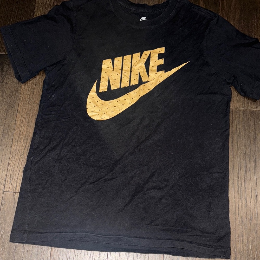 Nike Men's Tee in Black with Gold Logo